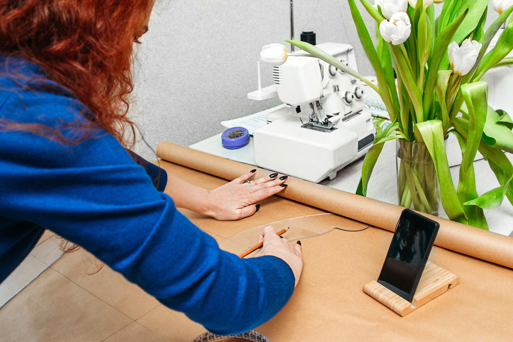 Studio di ricamo con macchine e pannelli di design
